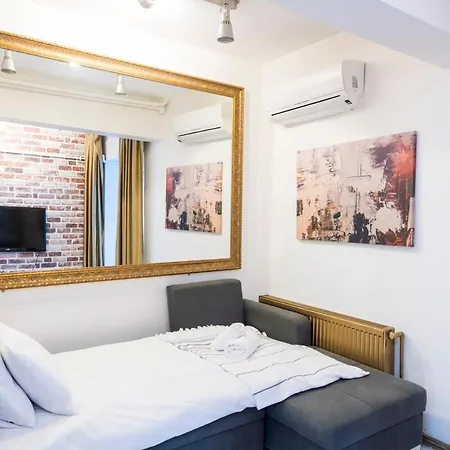Lovely Studio W/small Yard In Cihangir Istanbul
