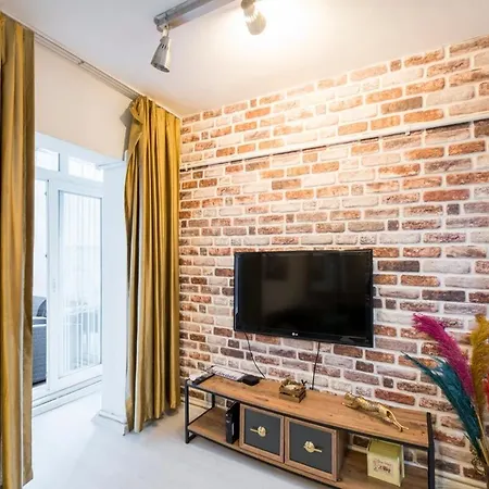 아파트 Lovely Studio W/small Yard In Cihangir 이스탄불