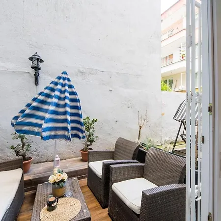 Lovely Studio W/small Yard In Cihangir 아파트