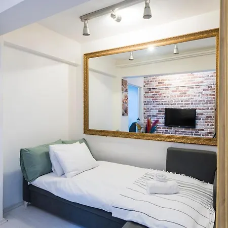 Lovely Studio W/small Yard In Cihangir Istanbul
